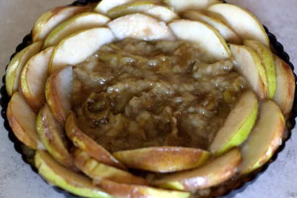 Sliced pears continue to be lined on top of puree filling