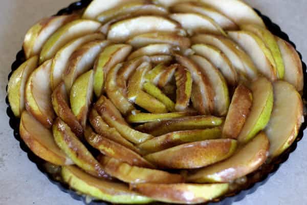 Entire top of pie covered with slices pears