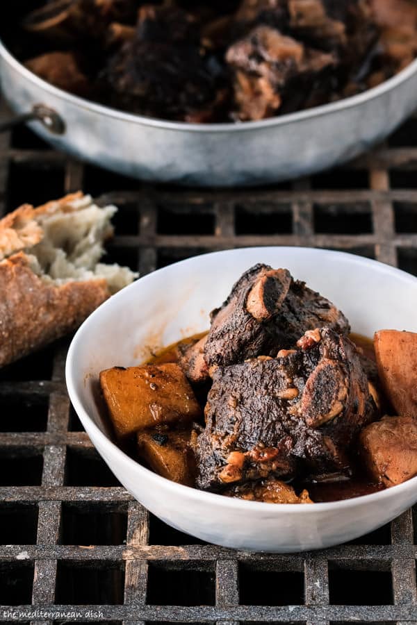 Beef short rib with vegetables served with bread