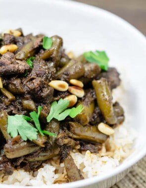 Middle Eastern Beef Stew Recipe with Green Beans | The Mediterranean Dish. Tender beef stew cooked with green beans and tomatoes with warm spices like coriander, cinnamon and allspice. Step-by-step photos included with the recipe. Click the pin to follow!