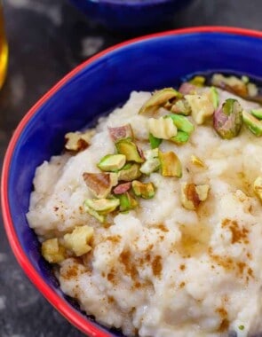 Easy Middle Eastern Rice Pudding Recipe| The Mediterranean Dish. Step-by-step tutorial for rice pudding infused with cinnamon and cloves, and topped with honey and nuts. The best!