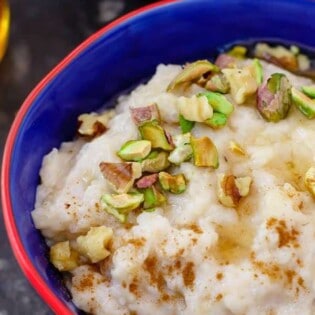 Easy Middle Eastern Rice Pudding Recipe| The Mediterranean Dish. Step-by-step tutorial for rice pudding infused with cinnamon and cloves, and topped with honey and nuts. The best!