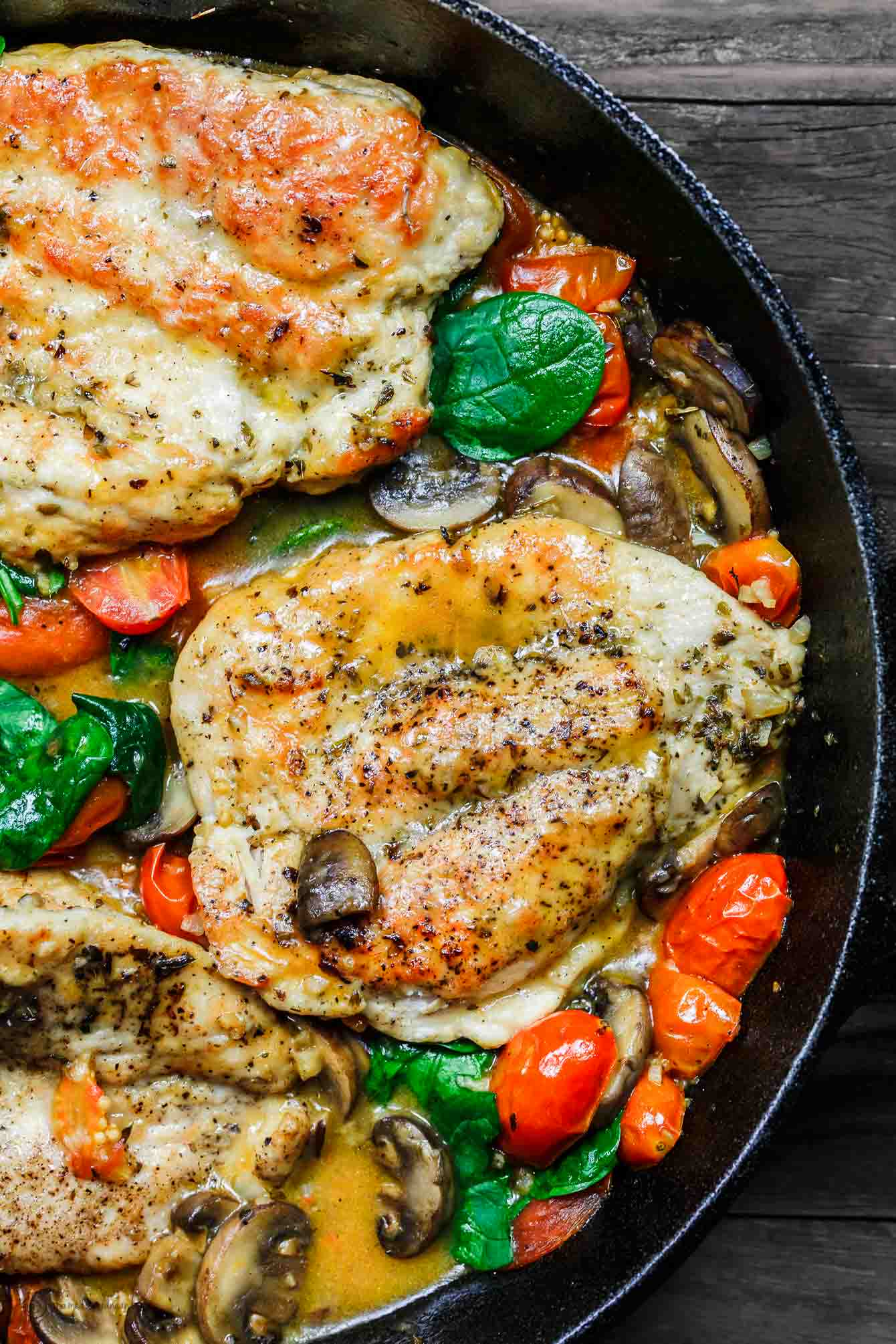 Recette de poulet à la poêle italienne de 30 minutes avec tomates et champignons | Le plat méditerranéen. Poitrines de poulet savoureuses cuites dans du vin blanc avec des champignons, des tomates et plus encore ! Le dîner de semaine parfait en quelques minutes ! Voir la recette sur TheMediterraneanDish.com