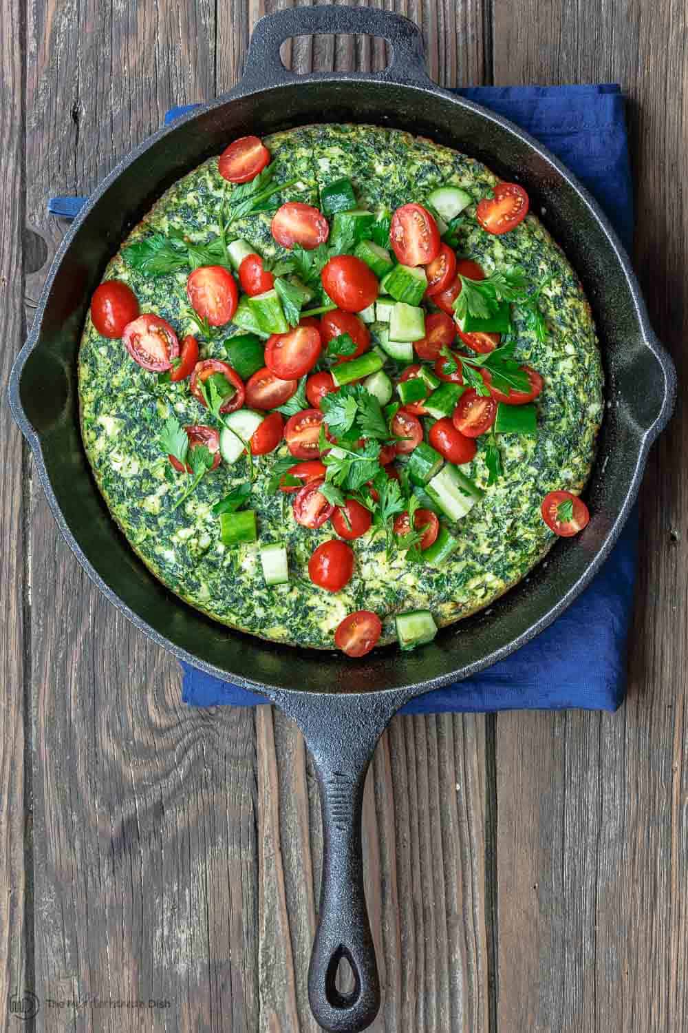 Recette de frittata à la feta et aux épinards | Le plat méditerranéen. Fritta facile et pleine de saveurs avec feta, épinards et persil. Le petit-déjeuner ou le dîner de semaine parfait en seulement 20 minutes. De TheMediterraneanDish.com #frittata #eggs #mediterraenandiet #mediterraenanfood #italianfood #spinachs #feta #healthyrecipes #easyrecipes