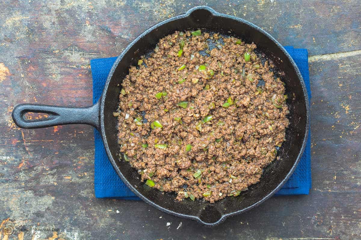 Carne molida especiada en una sartén de hierro fundido