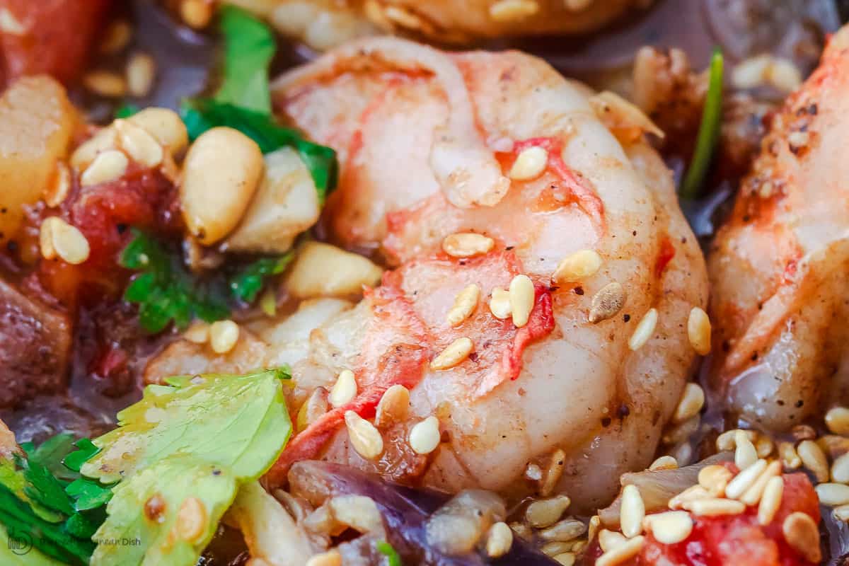 Shrimp with sesame seeds, pine nuts and parsley