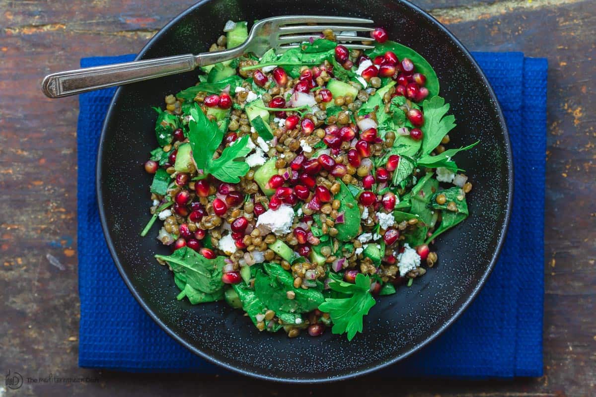 Linsensalat in einer Schüssel serviert