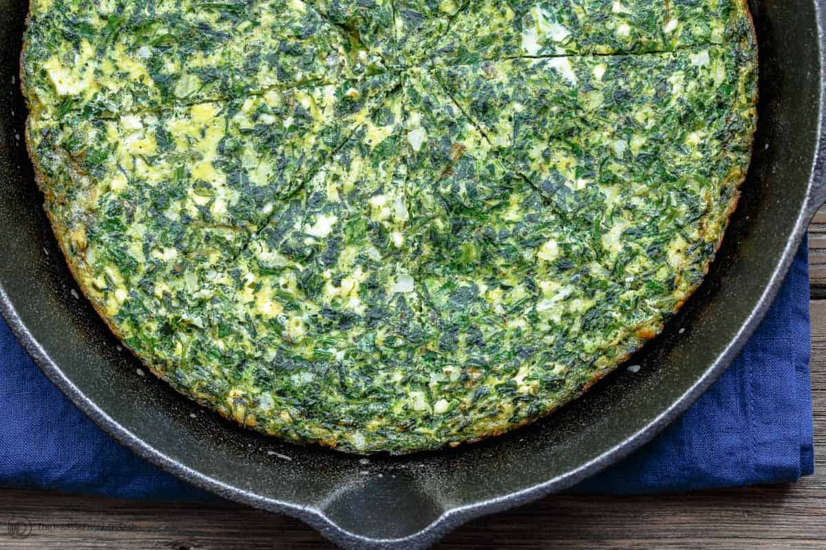 Frittata aux épinards et à la feta dans une poêle