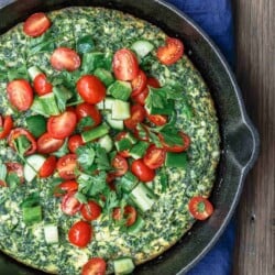 Frittata aux épinards et salade méditerranéenne