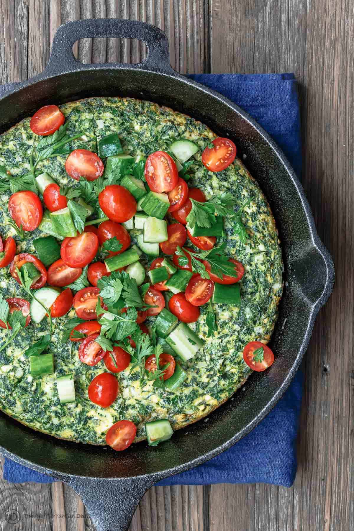 Frittata aux épinards et salade méditerranéenne