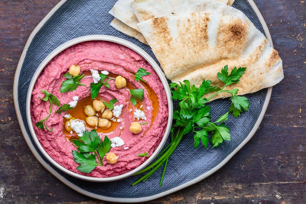 Rüben-Hummus mit einer Seite warmem Fladenbrot