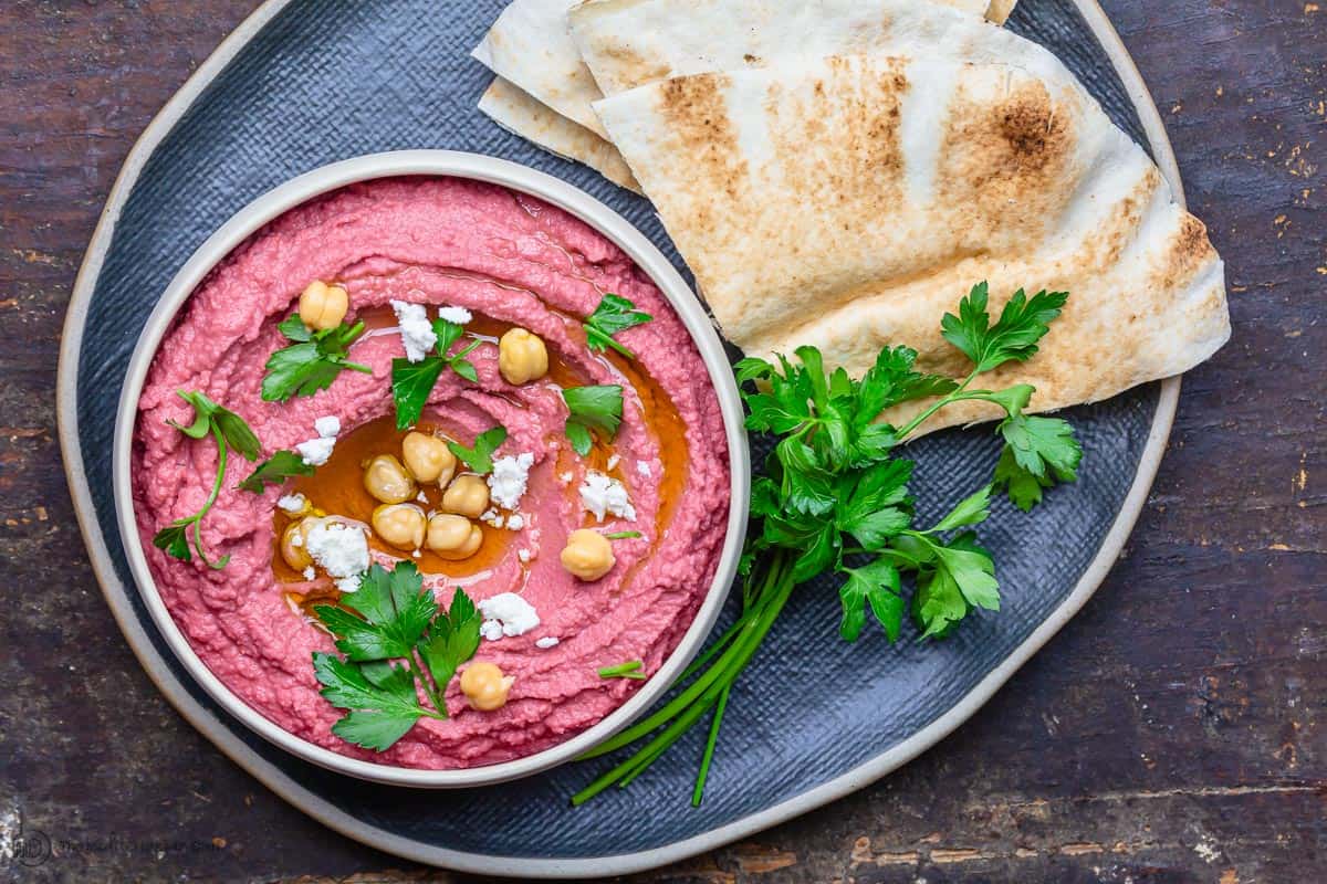 Rüben-Hummus mit einer Beilage von warmem Fladenbrot