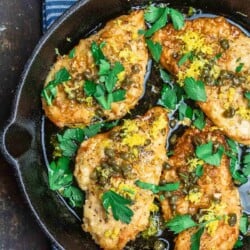 Piccata de poulet au citron dans une poêle en fonte.
