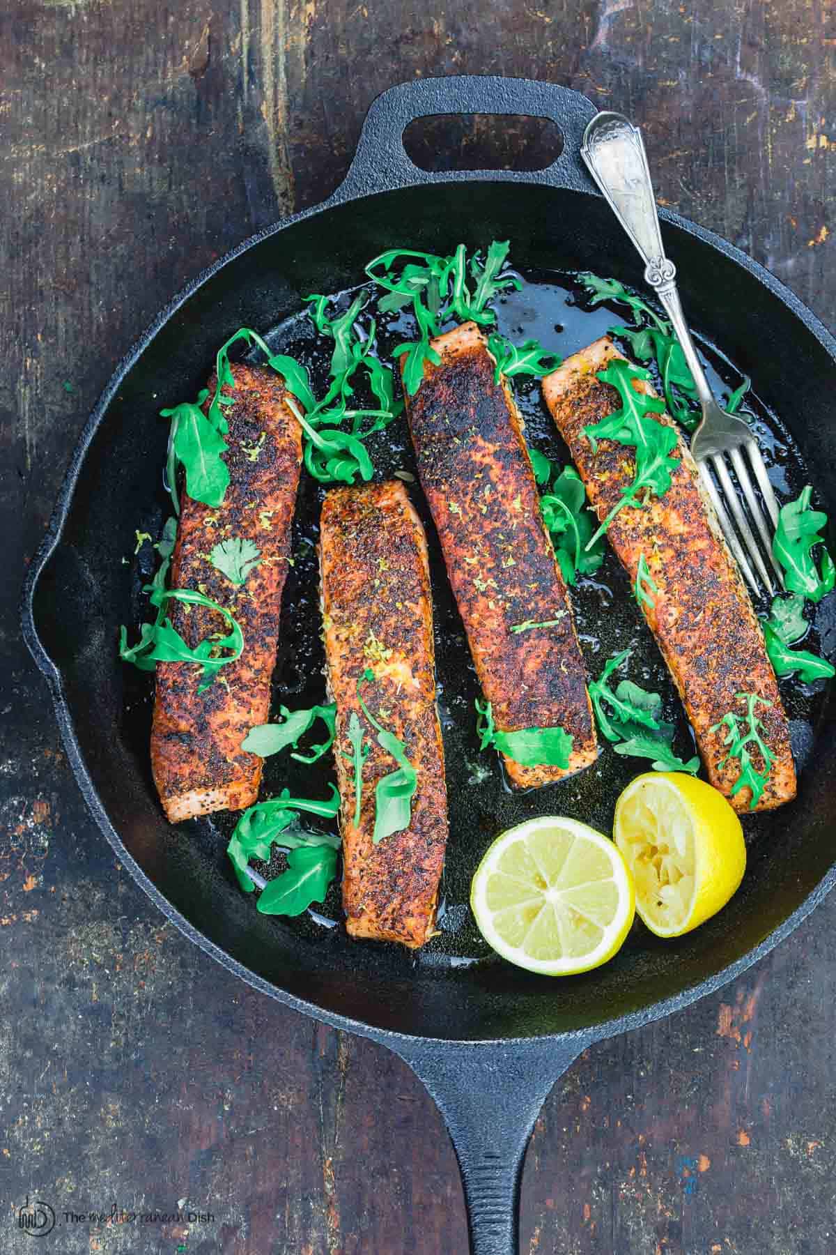 Knusprig gebratener Lachs in der Pfanne