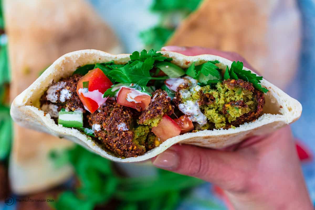 Falafel zusammengestellt in einer Pita-Tasche