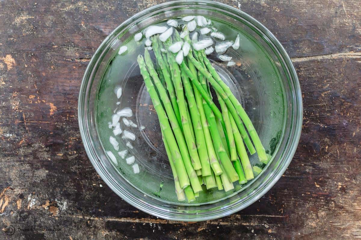 Cooked asparagus in ice bath