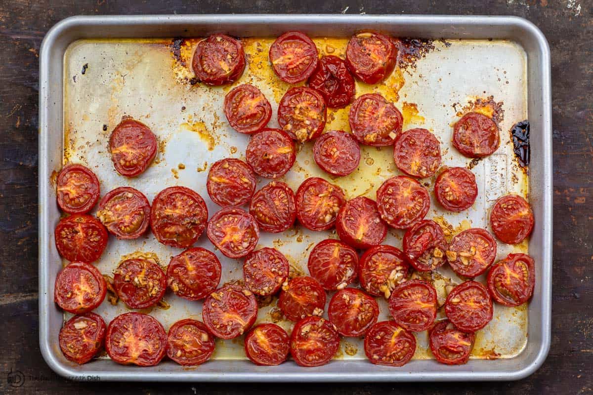 Tomates rôties sur une plaque à pâtisserie