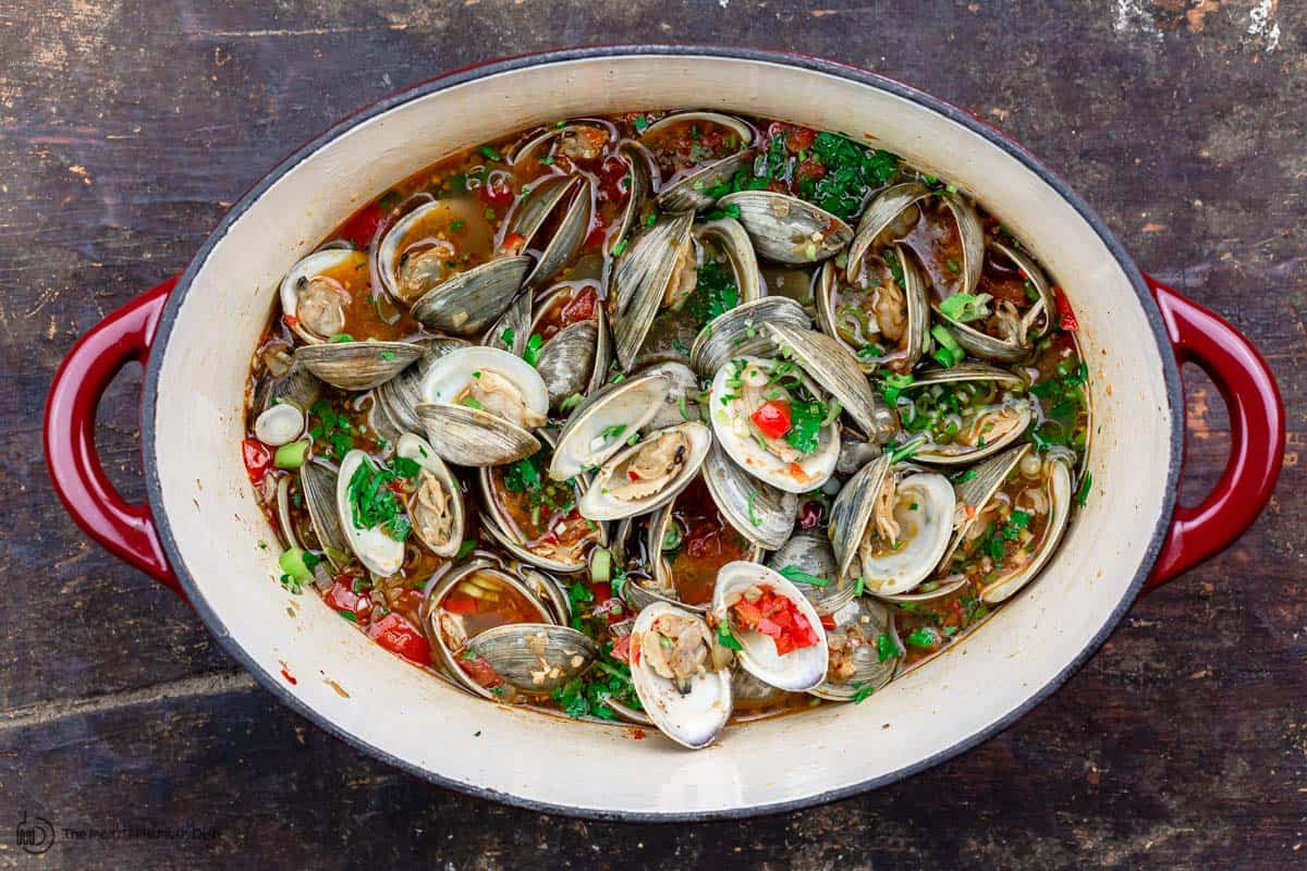 Clams cooked in broth 