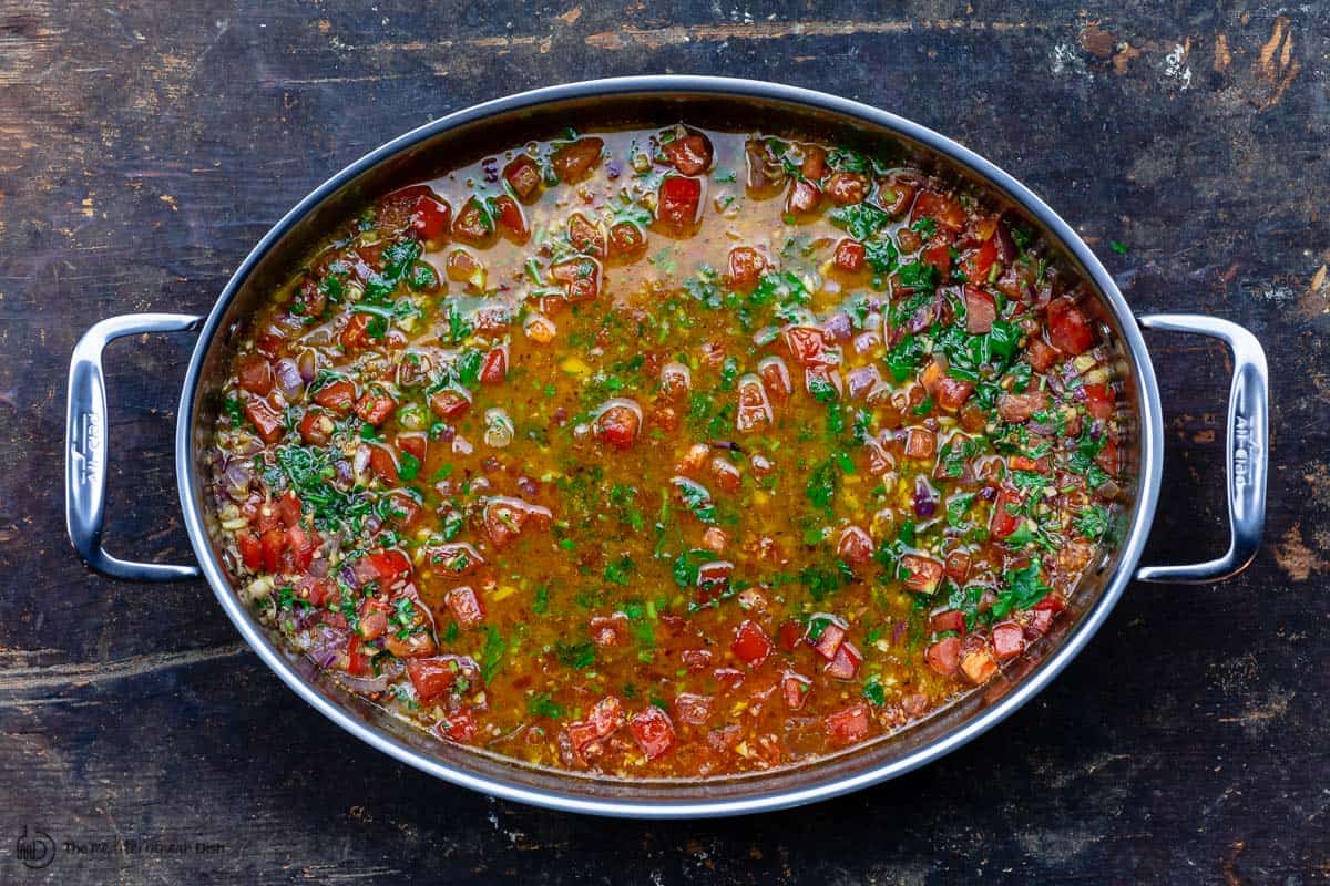 Light sauce with wine, lemon juice, garlic, onions, tomatoes and parsley