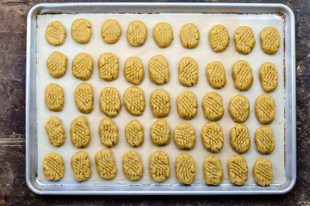 crosshatch pattern applied to cookies with a fork 