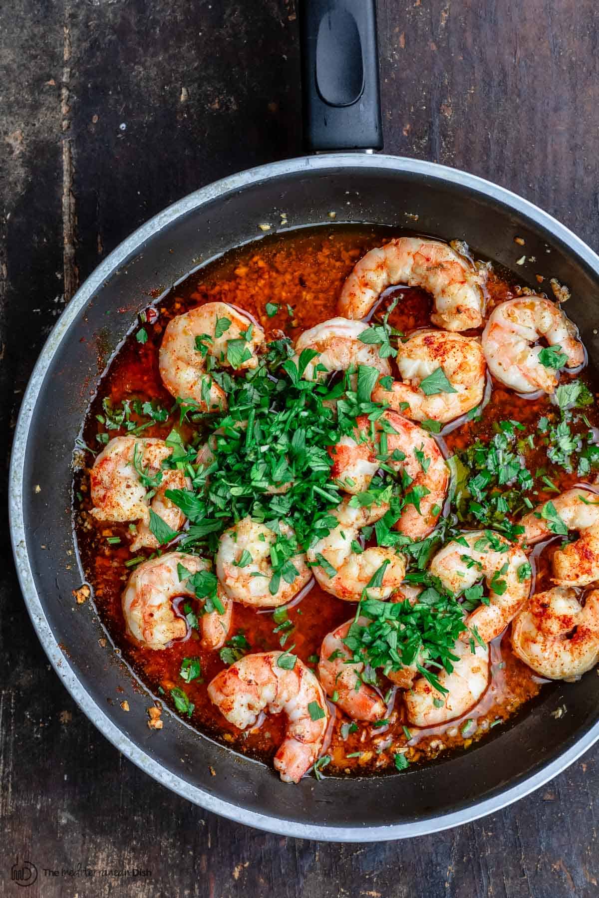 Spanish shrimp in the pan with garlic and olive oil sauce