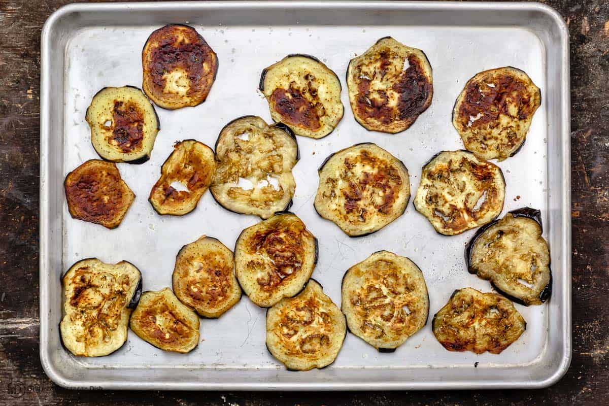 aubergines rôties sur une plaque à pâtisserie