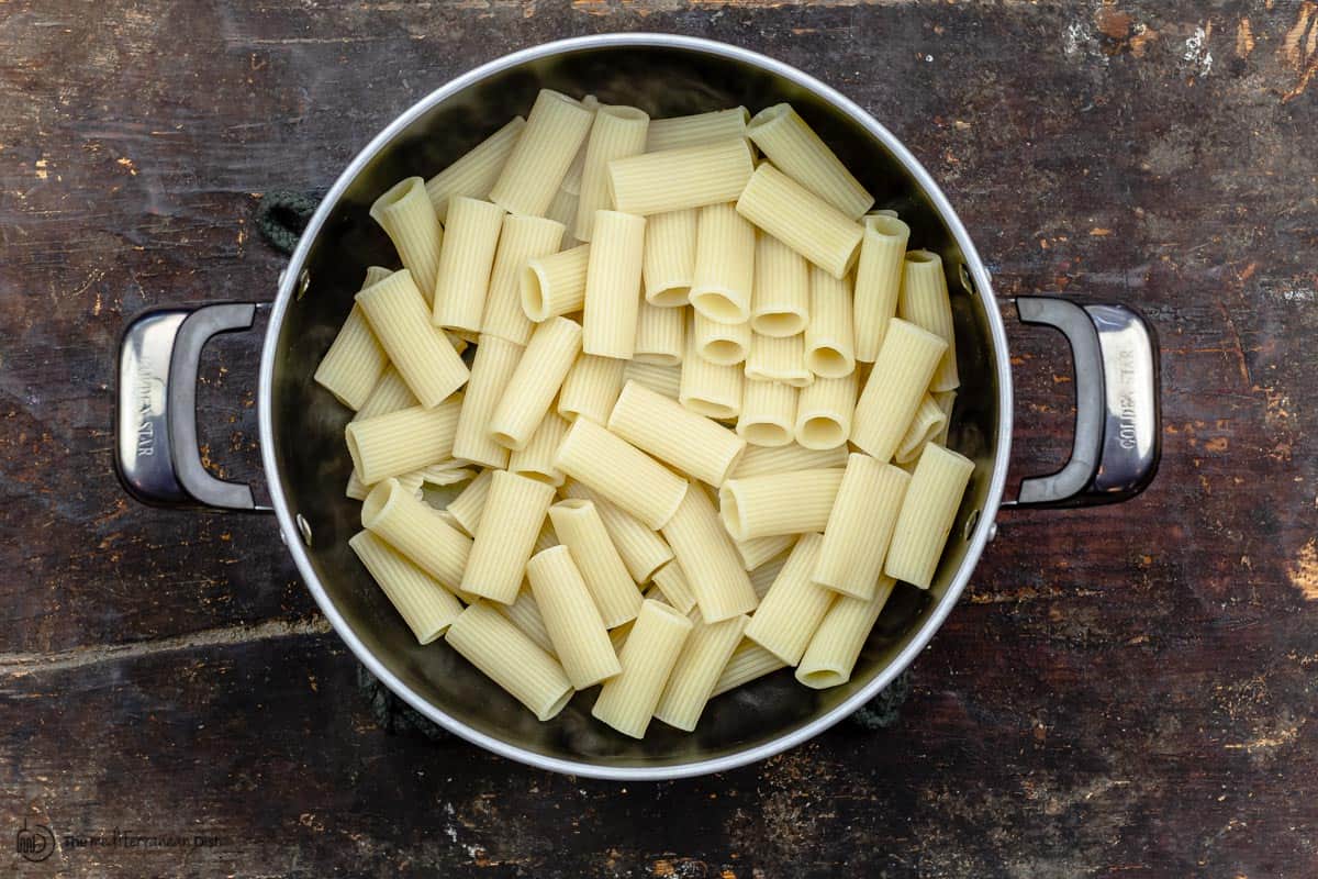 pâtes rigatoni cuites dans une casserole