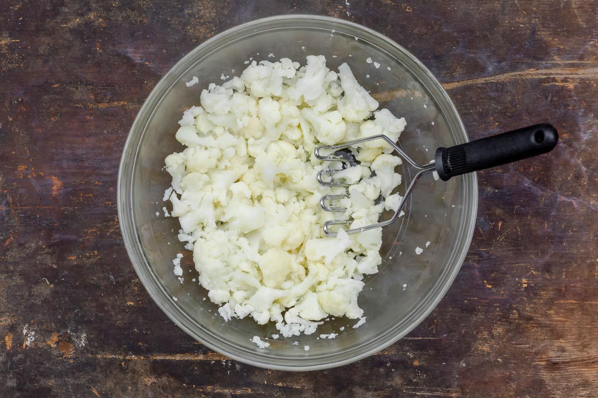 Bowl containing mashed cauliflower