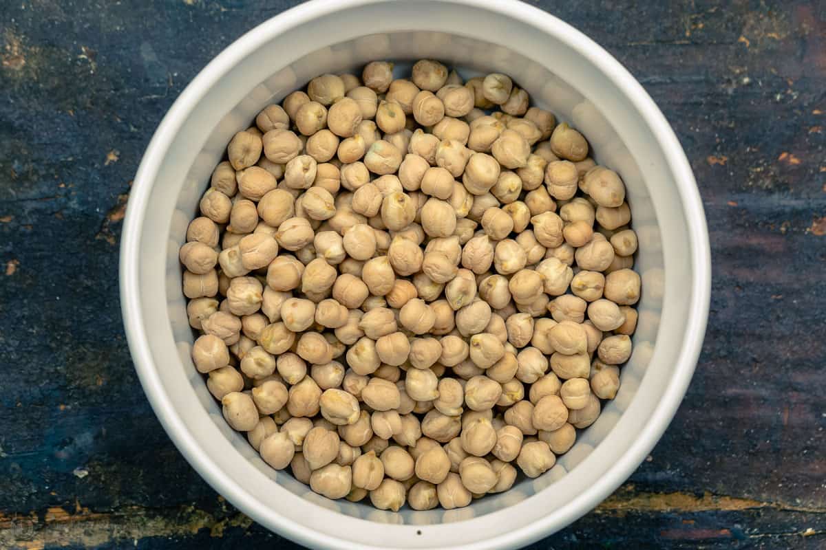 A bowl of dried chickpeas