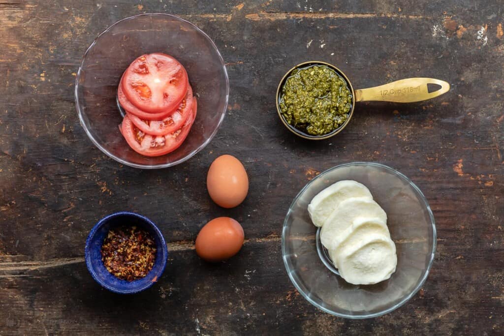 Pesto Eggs with Mozzarella and Tomatoes | The Mediterranean Dish