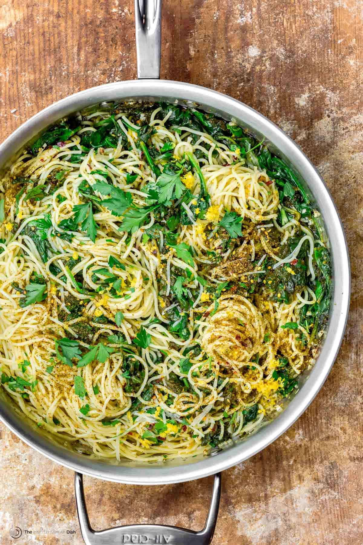 Spinach spaghetti in a skillet