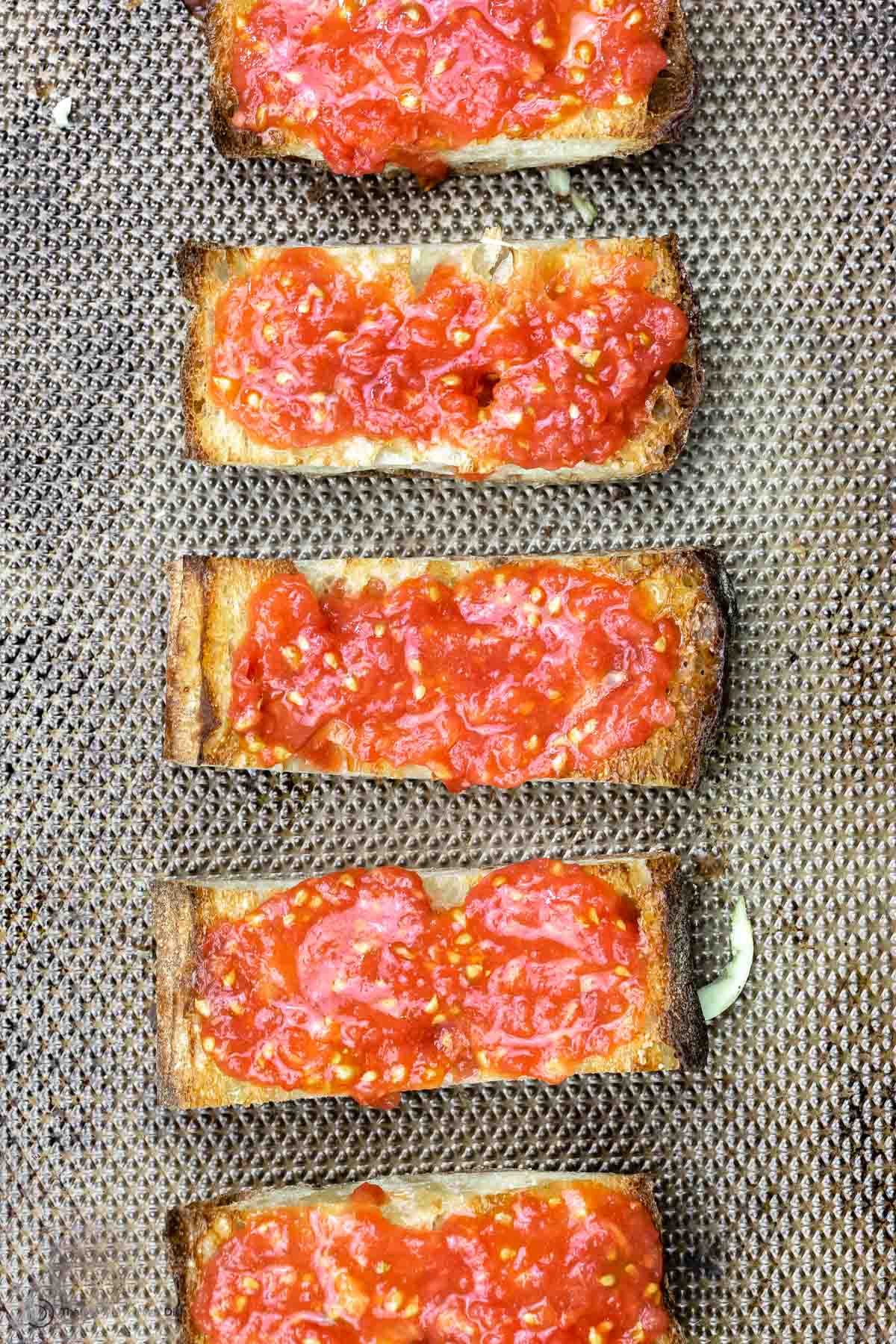 6 slices of pan con tomate