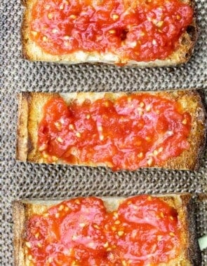 3 slices of pan con tomate