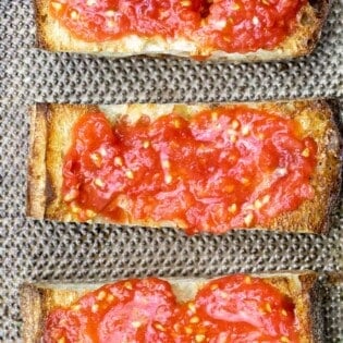 3 slices of pan con tomate