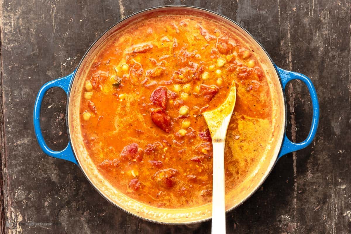 sauce pour pâtes tomates et pois chiches dans une casserole