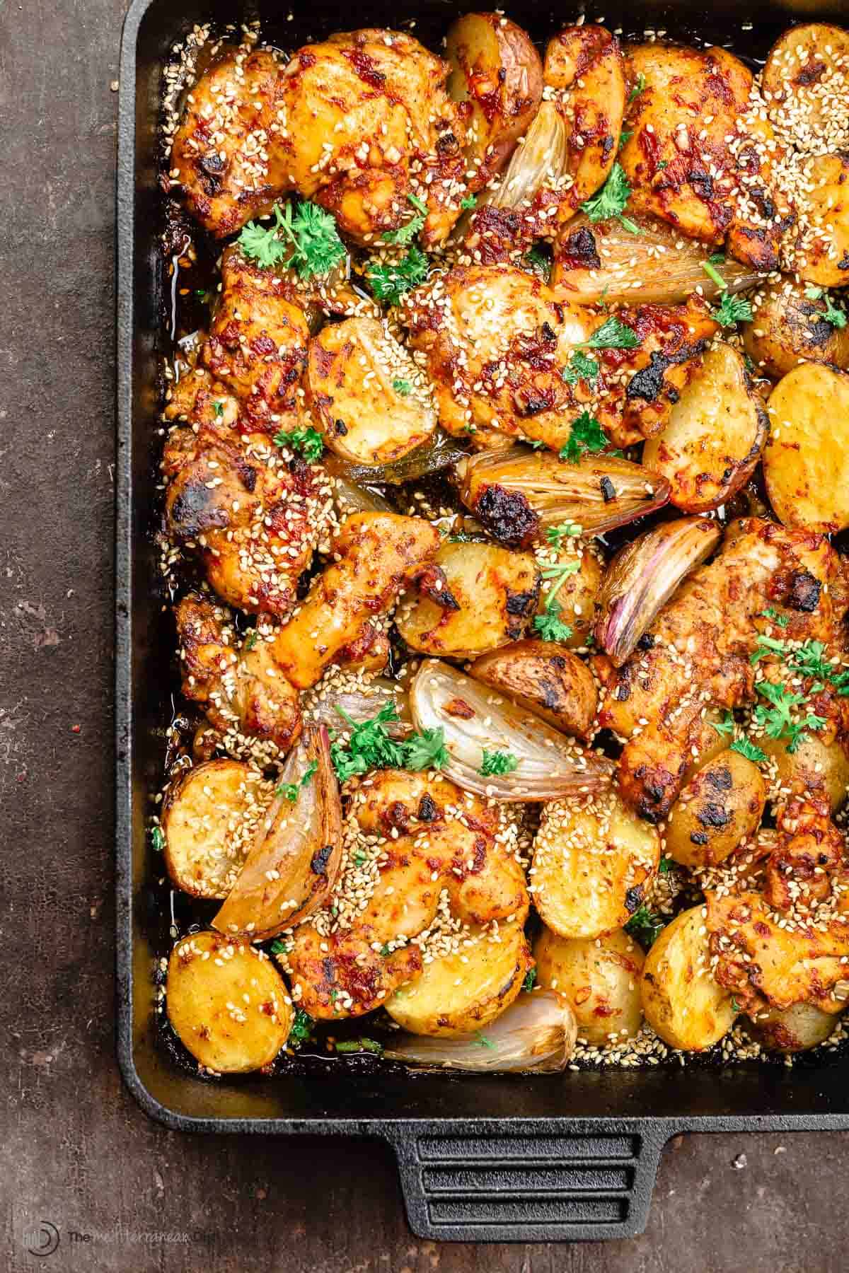 baharat chicken sprinkled with toasted sesame seeds and fresh parsley