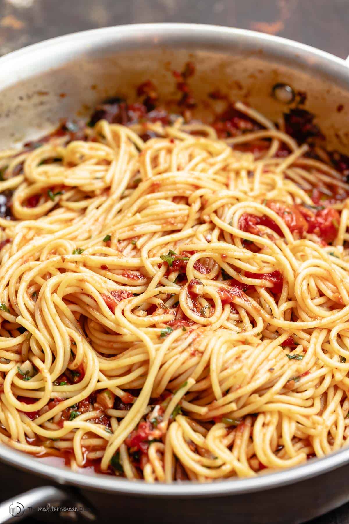spaghetti puttanesca in a pan