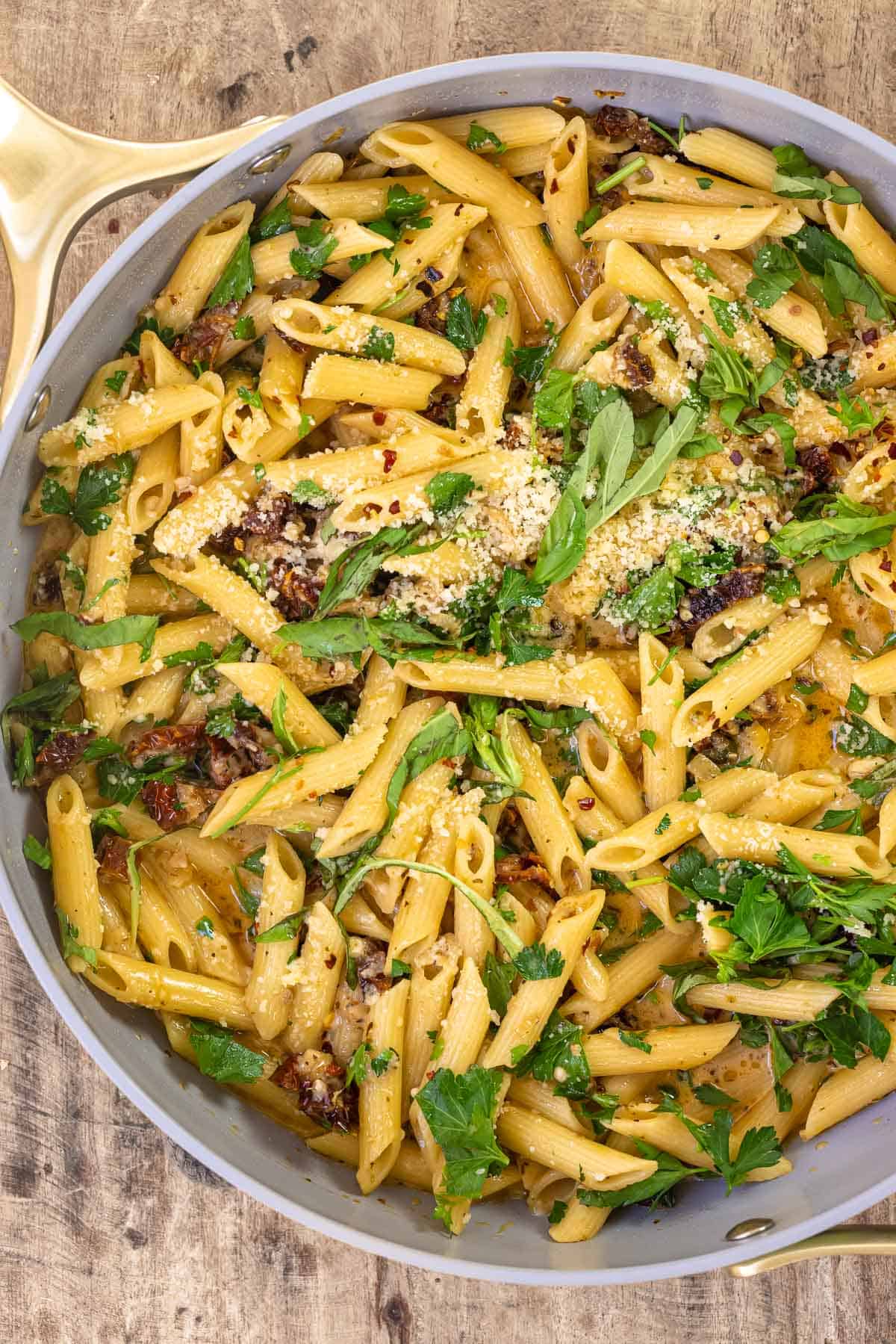 sundried tomato pasta in a large pan