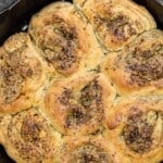 pin image 1 for za'atar bread rolls.