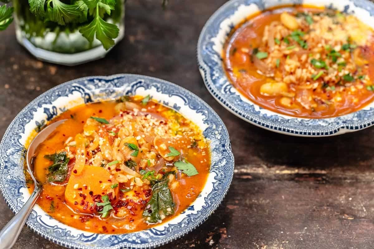 zuppa di farro in bowls.