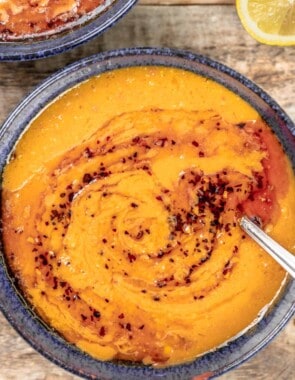 Kırmızı Mercimek Çorbası in a blue bowl.