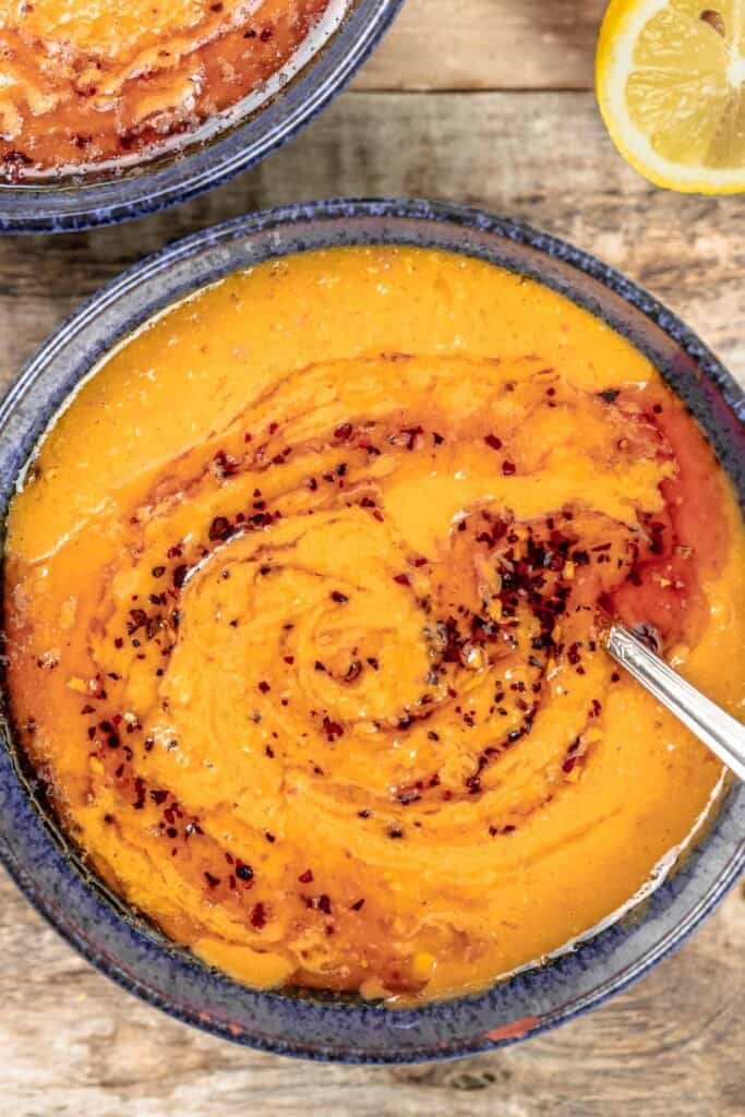 Kırmızı Mercimek &Ccedil;orbası in a blue bowl.