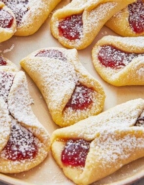 close up of a plate of pizzicati cookies.