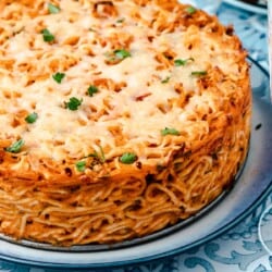 une tarte aux spaghettis entière dans une assiette.