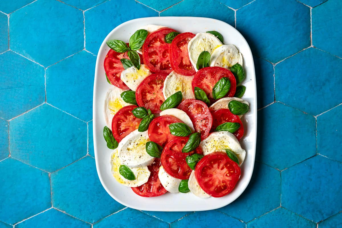 photo aérienne d'une salade caprese sur un plateau.