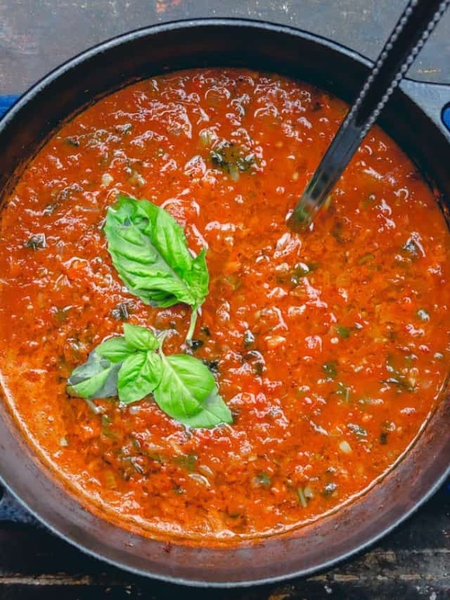 Image d'affiche d'histoire Web de salade de tomates et basilic.