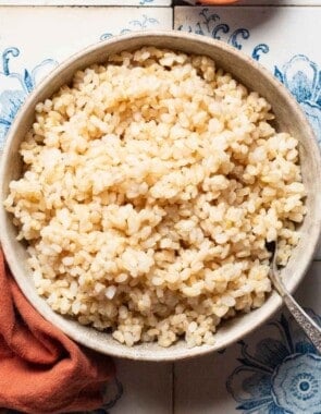 How to cook brown rice web story poster image.