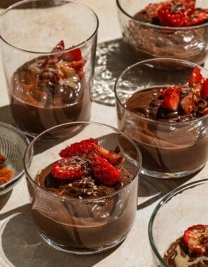 vegan chocolate pudding web story poster image.