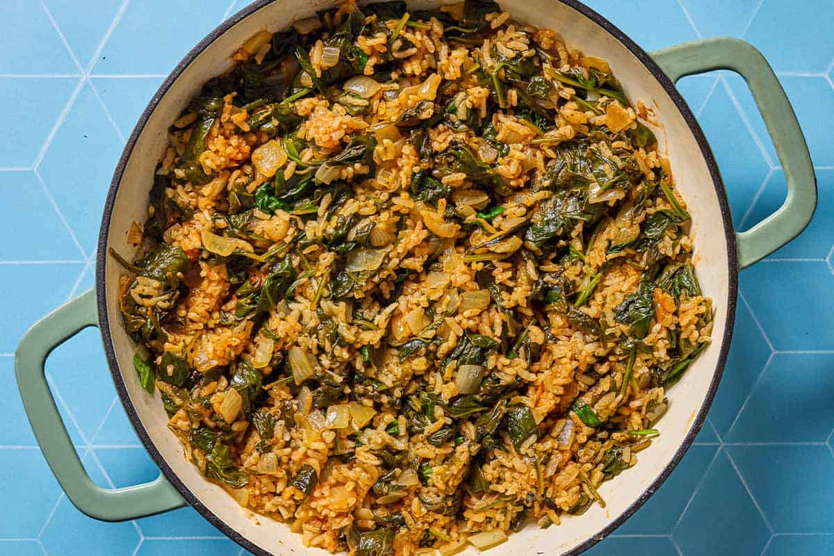 An overhead photo of spanakorizo in a skillet.