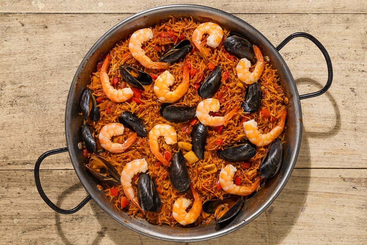An overhead photo of Catalan fideua in a skillet.
